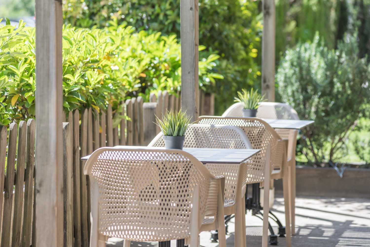 Terraza bajo la pérgola